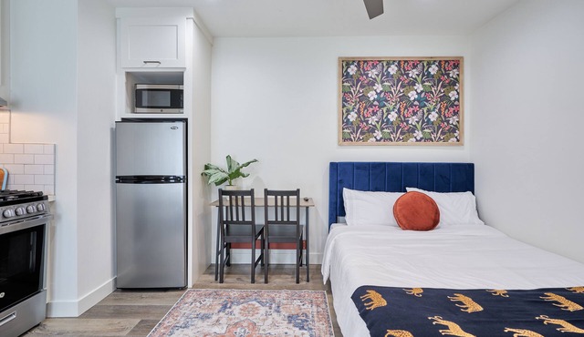 Clean Private Studio 5 Mins from LAX & Beach - Monthly Stay Discounts Available