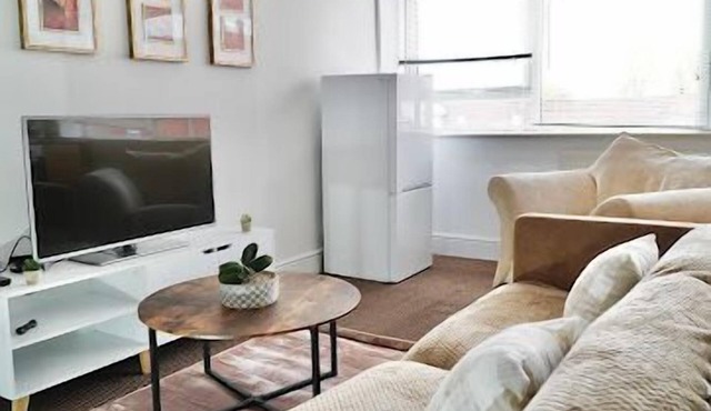 Clean, Spacious 2-Bed Apartment in Brierley Hill