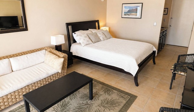 Clean studio at the heart of Waikiki!