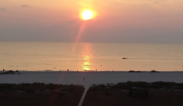 Clearwater Oceanfront Condo. Private Beach, Sunset Views, Paradise Found!