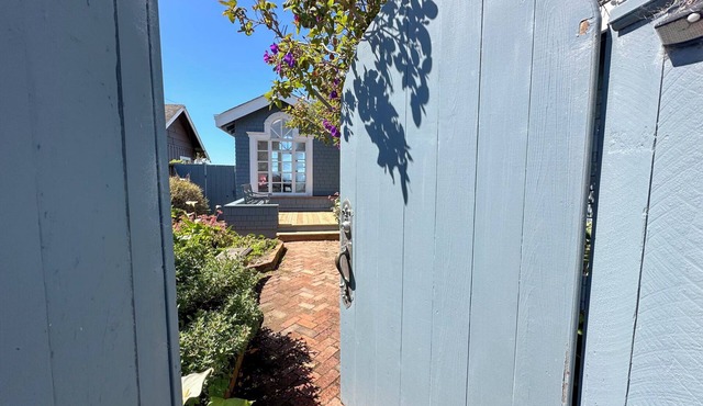 Cliff Cottage - Unobstructed ocean, and beach views, short walk to the beach