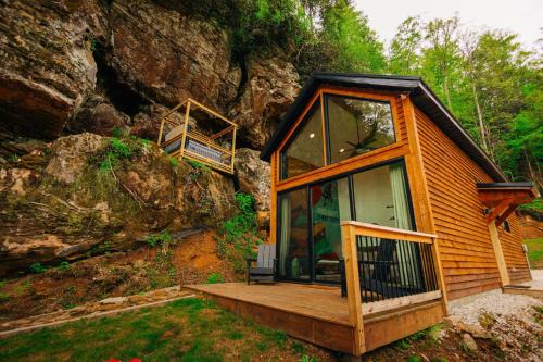 Cliff Hot Tub with Deck Fire Pit Mural and Pet Friendly