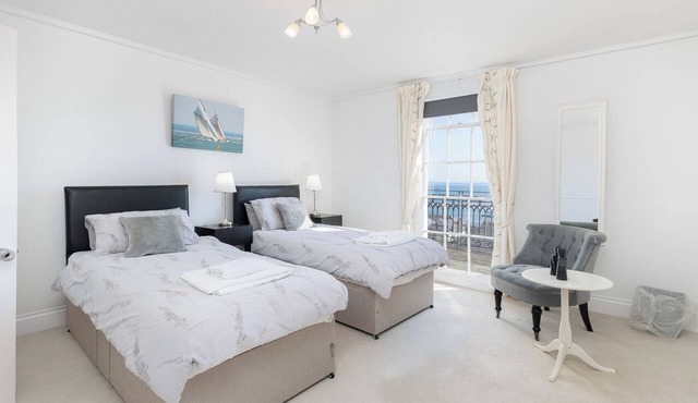 Cliffhanger, Cowes. Stunning period property with fabulous sea views, sleeps 10