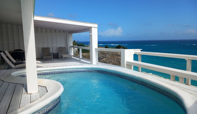 Cliffside house with stunning sea view w/private pool 10 min walk to the beach!