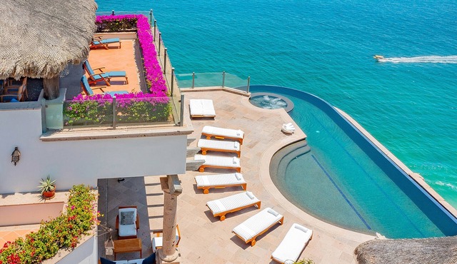 Cliffside Oceanfront Villa w/Cook, Pool, Hot tub, Spa, Sauna & Panoramic Views