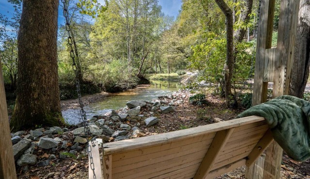 Cliffside Retreat - Scenic Overlook/Creek/Firepit