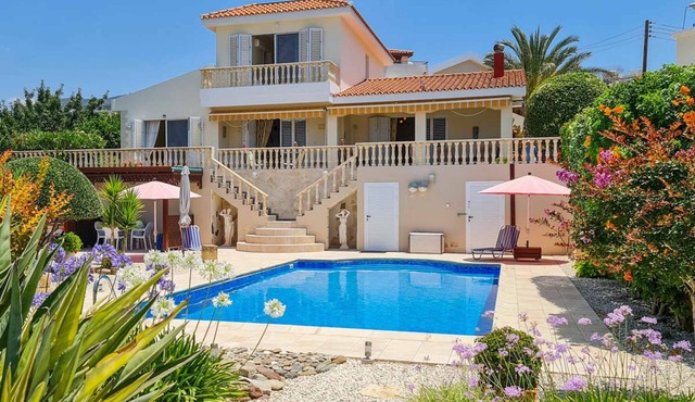 Cliffside Villa - Three Bedroom Villa, Sleeps 6