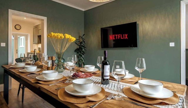 Clifton 4BR w/Cinema Room+Sleeps 8 |Group Friendly