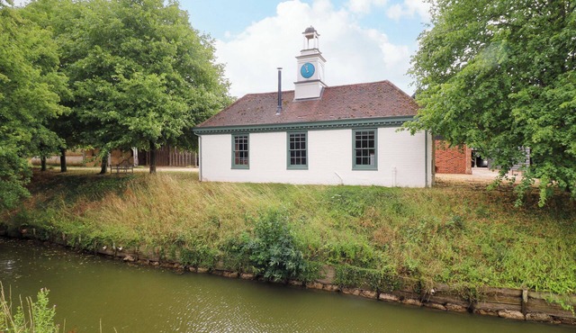CLOCK TOWER, pet friendly, with open fire in Stowupland