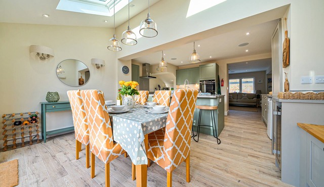 Close Cottage - sleeps 6 guests in 3 bedrooms