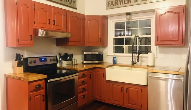 CLOSE TO ARK, SPARKLING CLEAN, BIG FAMILIES, CABLE, KING BED, BACK YARD