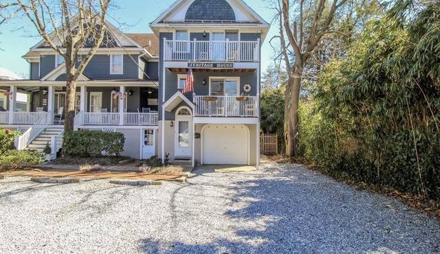 Close to Beaches, Restaurants and Shopping