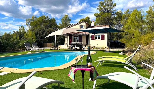 Close to Cotignac: Maison De la Fare, pool, peace and privacy and amazing view