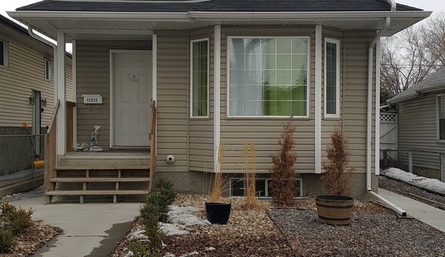 Close to Downtown. 5bedrms with 2 full kitchen and 2 laundry facilities