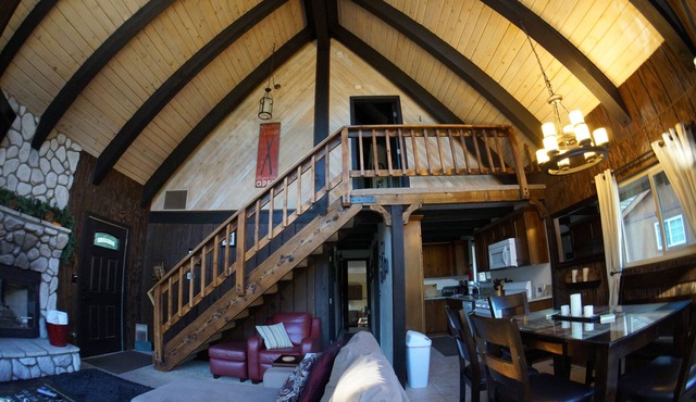 Close to Everything! Village/Ski/Sledding,Hot Tub,Wifi,Roku,Clean,Owner Managed!