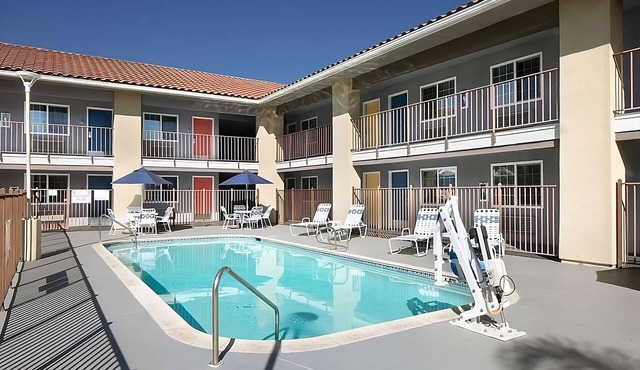 Close to Old Town Temecula! Great Unit in Signature Temecula! Pool, Free Parking