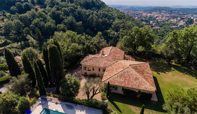 Close to St Paul de Vence - Recent Villa, Stunning Views