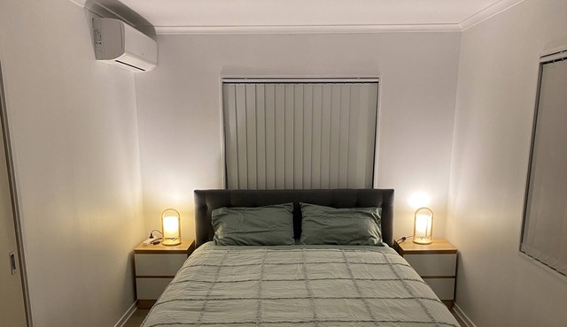 Close to the Auckland Airport. Modern big Bedroom With Attached Bathroom