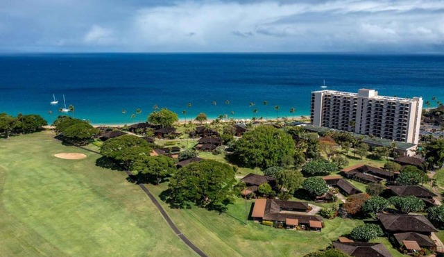 Close to Whalers Village + Beachfront Pool. Dining