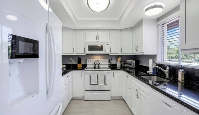 Close to world class beaches! 3.5 mi to 5th Ave restaurants & shopping.