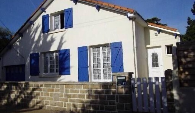 Closed garden with no direct neighbour at 200 m from Cormier beach