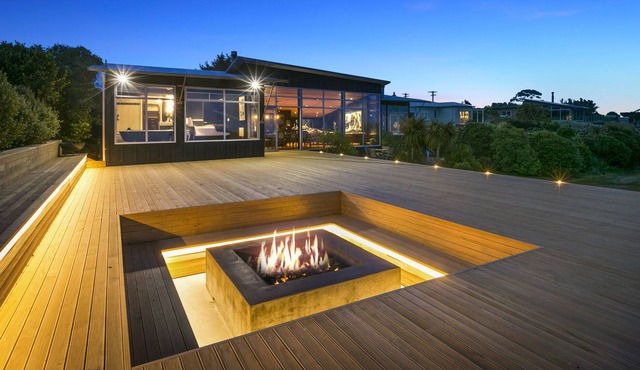 CLOUD 9 RETREAT - ABSOLUTE BEACHFRONT HOME, pet friendly in Karitane