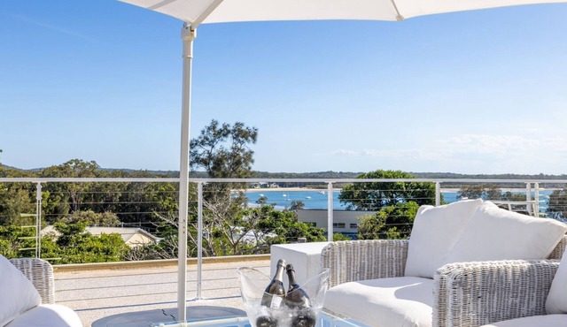 Cloud Nine, 18 Wynne Cres - heated pool, waterviews, beach