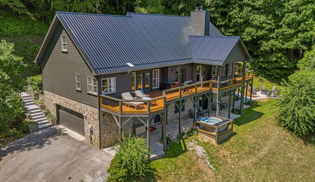 Cloud Nine | Private 40-Acre Mountaintop w/Hot Tub, Theater & Biltmore Pass