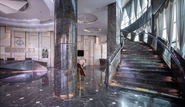 CloudEase International Aparthotel