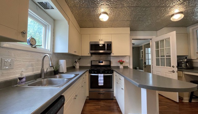 Clover Cottage in Williams Bay - Walk to beach!