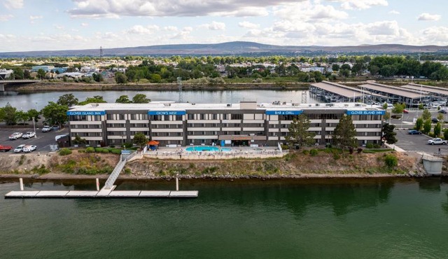 Clover Island Inn