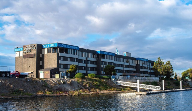 Clover Island Inn