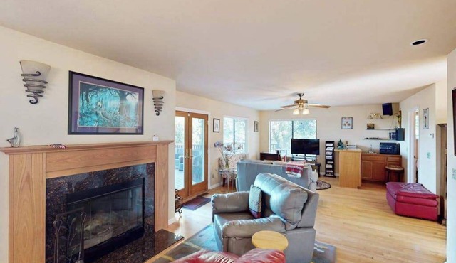 Cloverdale Hillside Lodge on 7 Wooded Acres
