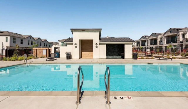Clovis Retreat - Modern 2BR Near Parks, Pool