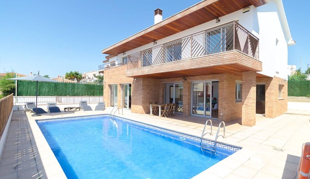 Club Villamar - Beautiful villa with private pool located within walking distance to the beach