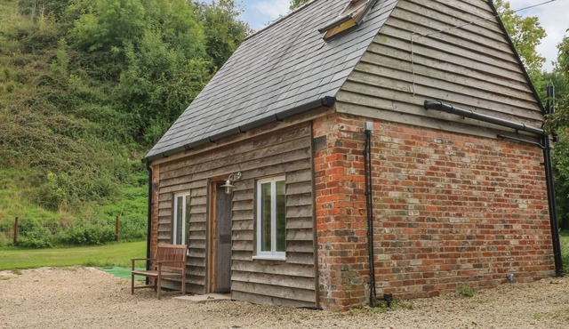 CLYFFE COTTAGE, romantic, character holiday cottage in Clyffe Pypard