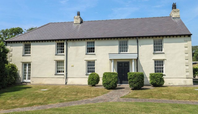 CLYNNOG HOUSE, pet friendly, with a garden in Newborough