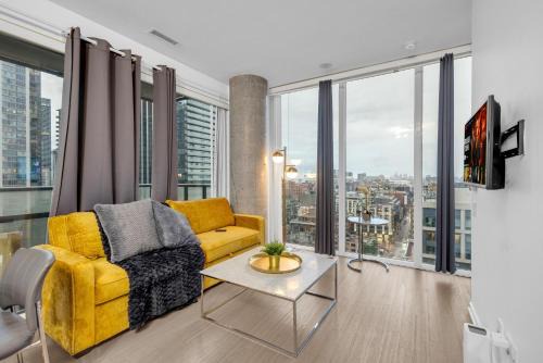 CN Tower 2BR Downtown Suite - Sleeps 6