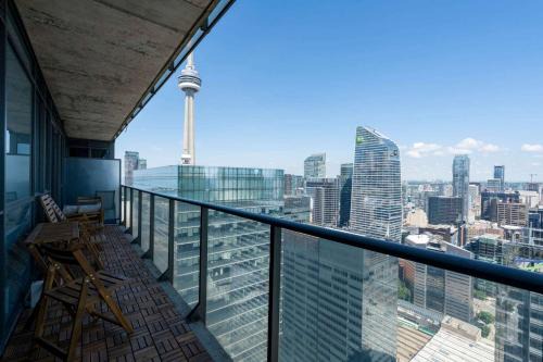 CN Tower View Condo - Balcony WiFi & Workspace