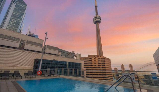 CN Tower View Stays - Parking/Pool/Downtown