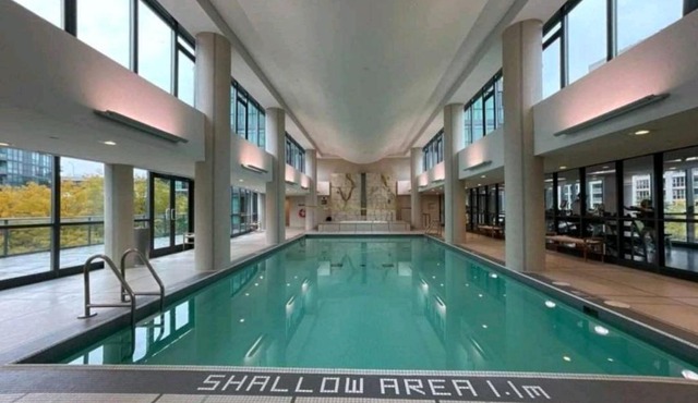 CN Tower View with Pool, Gym, Hot Tub, and More!