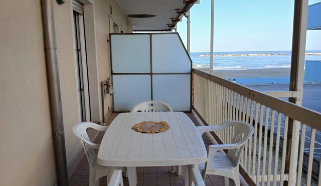 CN010 - Cesenatico, large three-room apartment facing the sea with beach