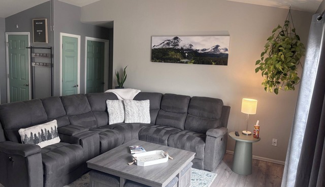 CO Beehive with 2 new king beds! Reclining sectional couch with fireplace!