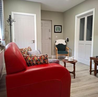 Coaches Corner - Relaxing Summer Stay - Modern Accessible Suite - Sleeps 3 - Near Town - Free Parking
