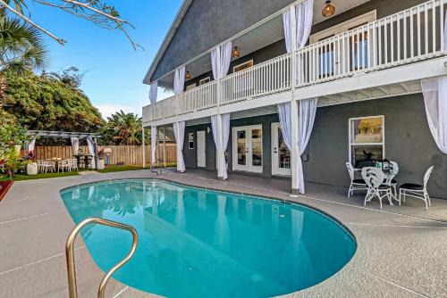 Coastal Cabana - Private Pool - Walk to Beach
