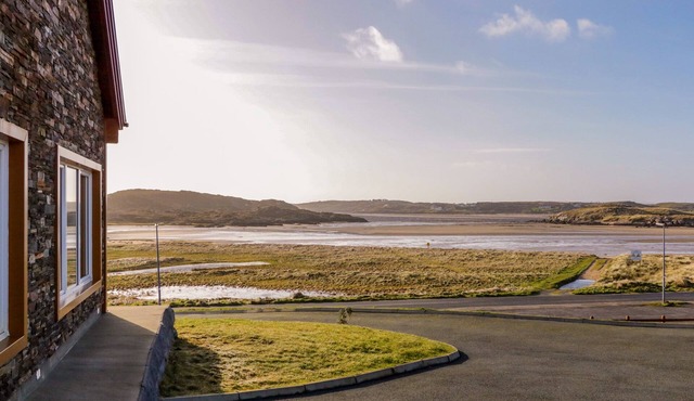 COASTAL CABIN, pet friendly, with a garden in Bunbeg, County Donegal
