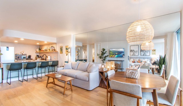Coastal Chic Condo with Ocean View & Full Kitchen