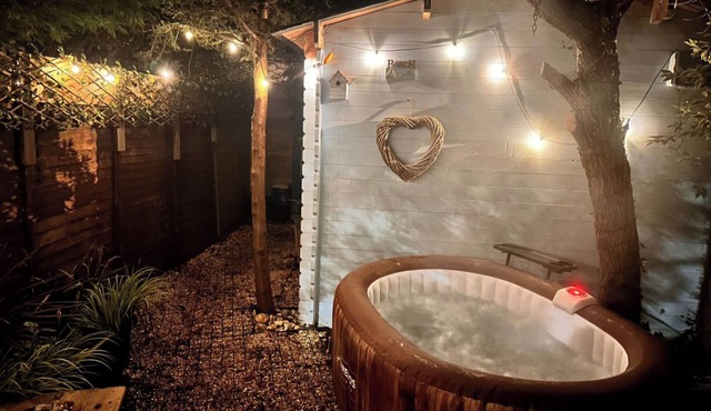 Coastal Cosy Cabin With hot tub