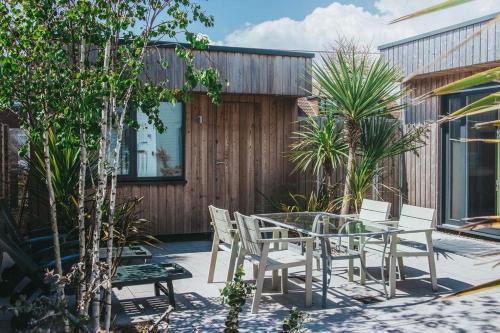 Coastal Courtyard with Hot Tub, Greatstone