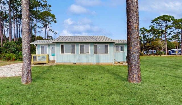 Coastal escape with bay views, fishing, Washer/dryer, and Wifi